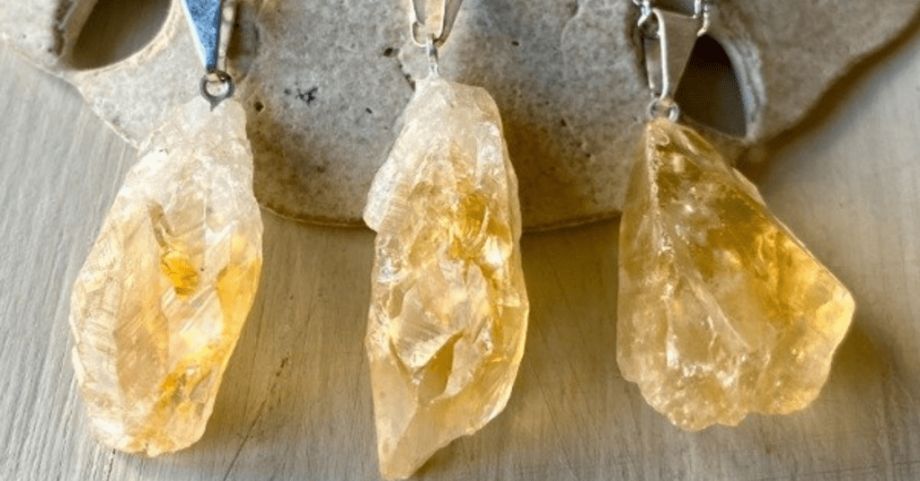 5-amuletos-esotéricos-que-incorporan-cristales