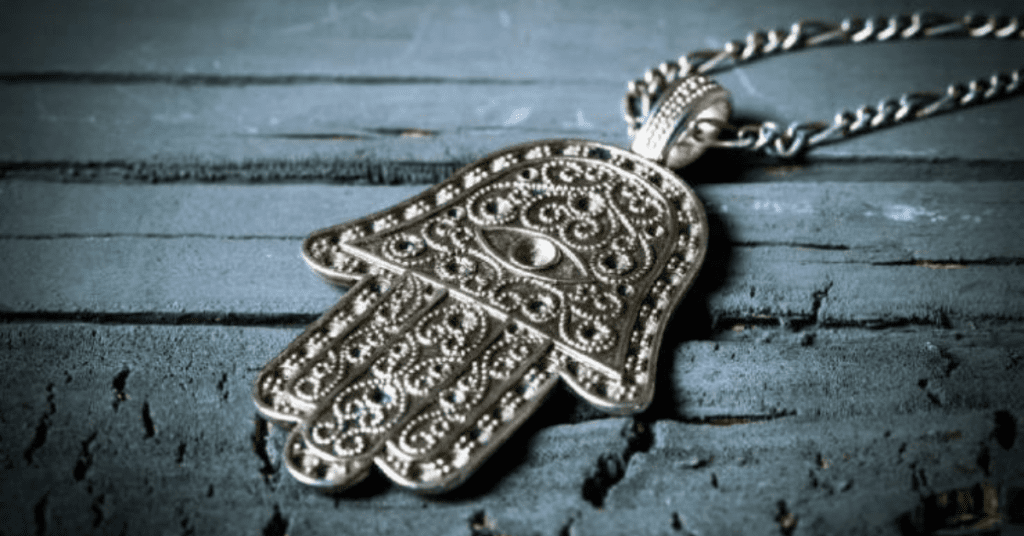el arte de la creación de amuletos personalizados