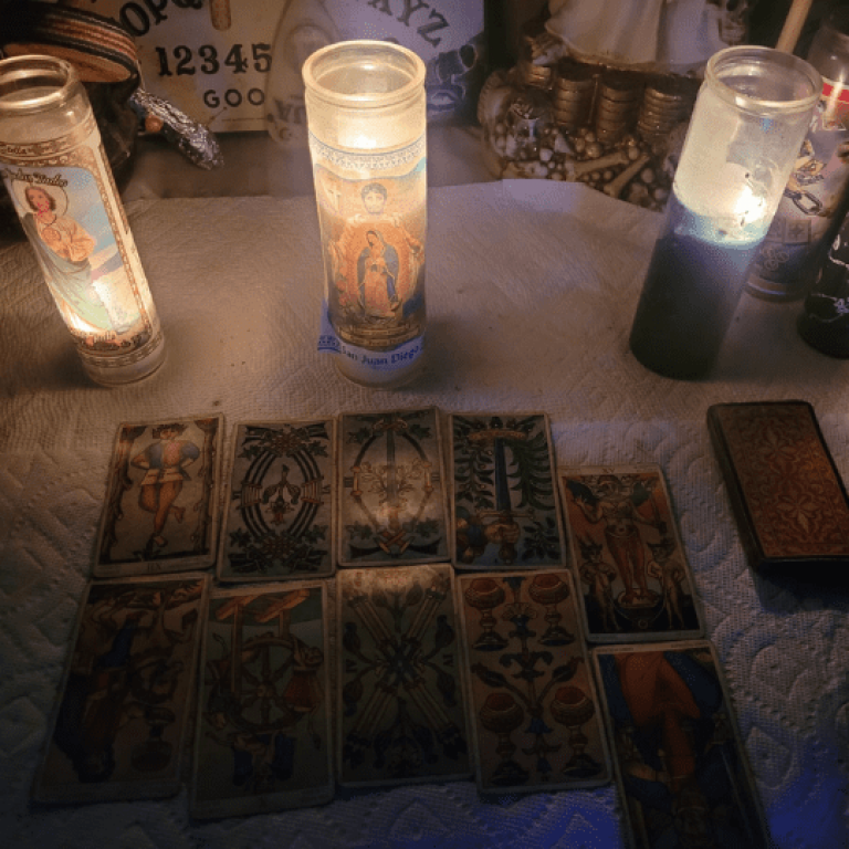 Altar con velas en nuestra Brujeria En Chicago
